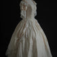 Robe de bal vintage victorienne en soie crème à motif de roses - Collection Antique &amp; Thème NV6373