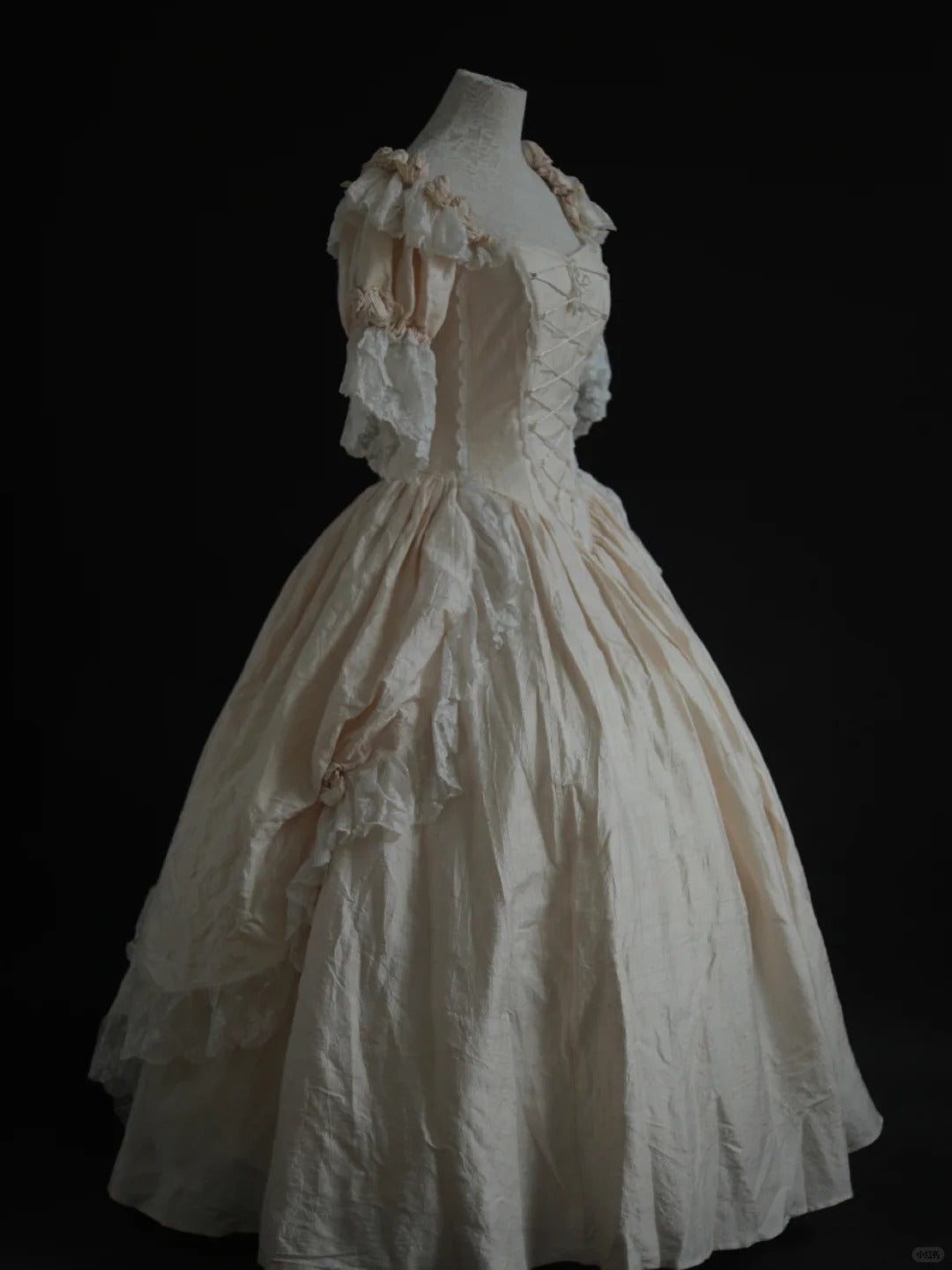 Robe de bal vintage victorienne en soie crème à motif de roses - Collection Antique &amp; Thème NV6373
