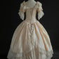 Robe de bal vintage victorienne en soie crème à motif de roses - Collection Antique &amp; Thème NV6373