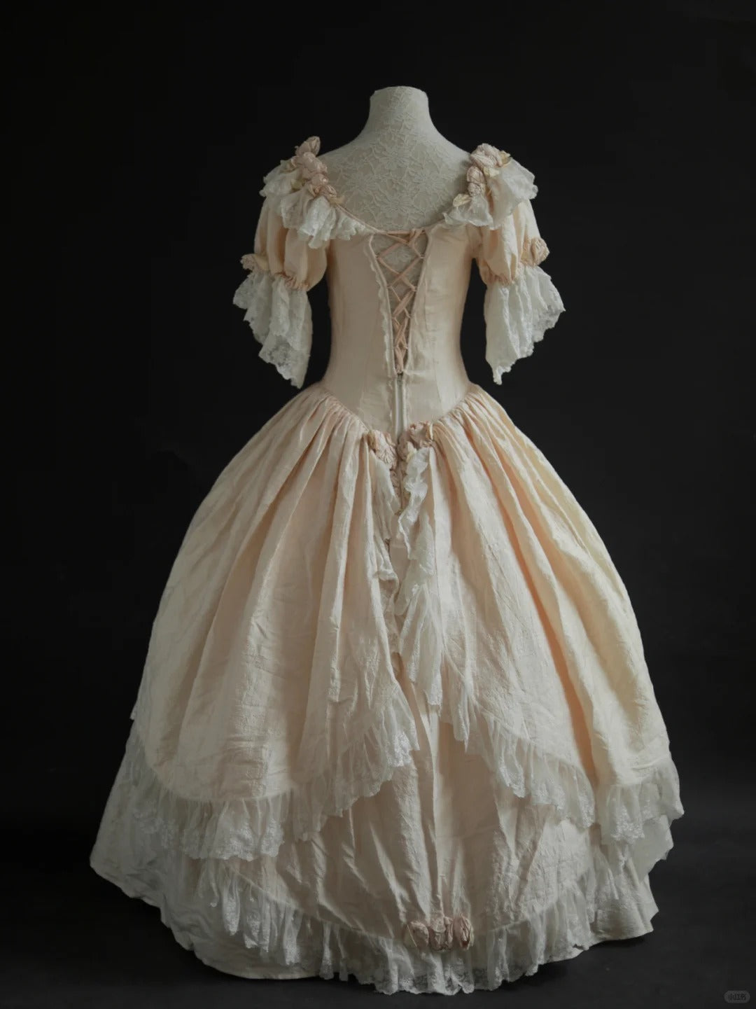 Robe de bal vintage victorienne en soie crème à motif de roses - Collection Antique &amp; Thème NV6373