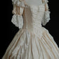 Robe de bal vintage victorienne en soie crème à motif de roses - Collection Antique &amp; Thème NV6373