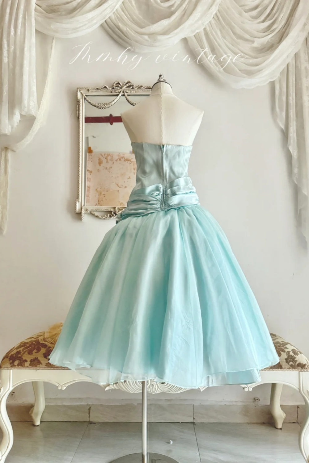 Robe de soirée vert menthe en satin, dos nu, longueur thé, ornée de fleurs NV6545